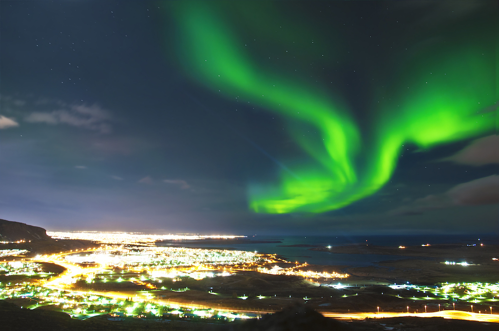 Если вы путешествуете в северную Исландию во время Полярной ночи, в дни, предшествующие зимнему солнцестоянию в декабре, возможно, что вы даже увидите северное сияние в полдень
